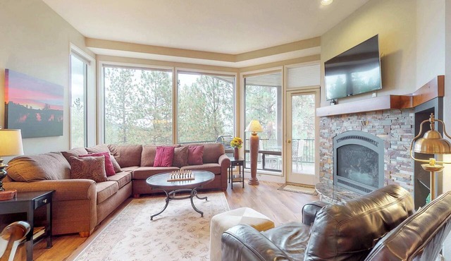 Comfortable condo with private hot tub & great location in Bend