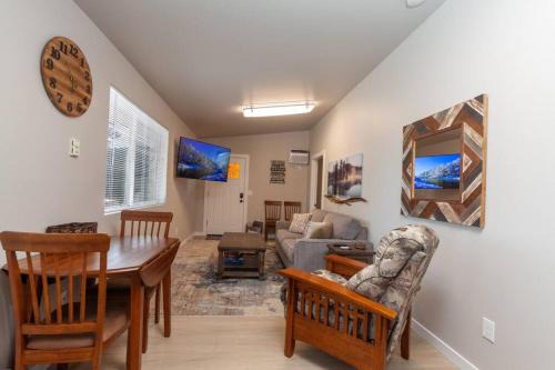 Comfortable Duplex Unit - Beautiful Lake Views in Valley
