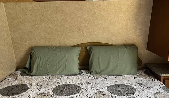 Comfortable Guest RV w/EV charger. Semi Rural Area