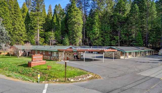 Comfortable Lodge Room 18 with Extra Amenities (queen, pet-friendly)
