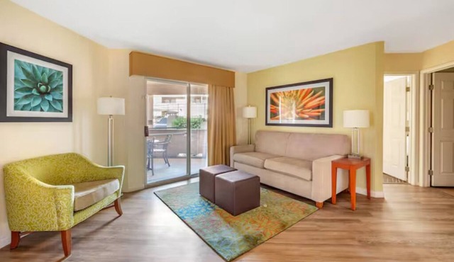 Comfy Family Suite with Full Kitchen & Patio, Minutes from Vegas Strip