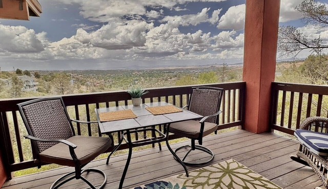 Comfy Mountain Side Stay - Incredible Views