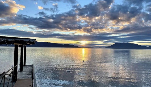 Contemporary home - Sunrise Views - Private dock