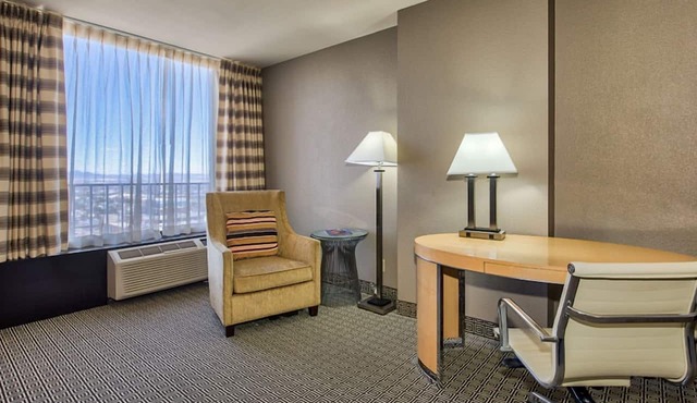 Convenient Las Vegas Stay! Superb Location, Free Parking, Onsite Swimming Pool!