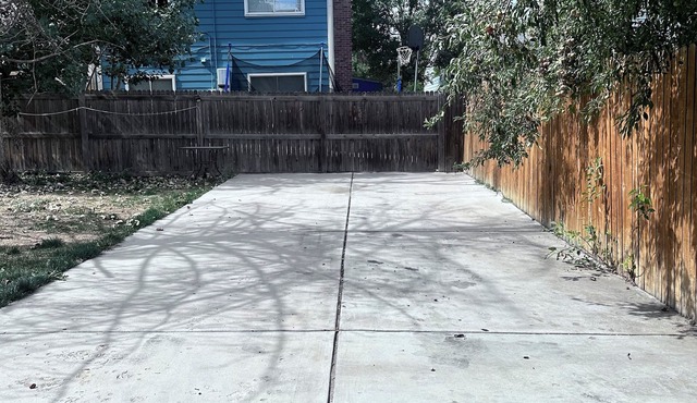 Convenient Walkout Basement Apartment, private entrance in Aurora with WiFi in Aurora