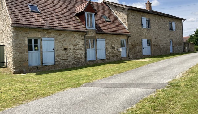 Converted barn in rolling countryside with pool and spa. in Dompierre-les-Églises