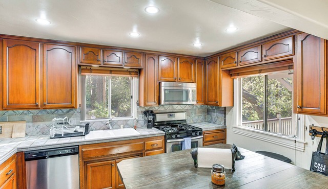 Cottage w/Private Hot Tub: 2 Mi to Lake Arrowhead