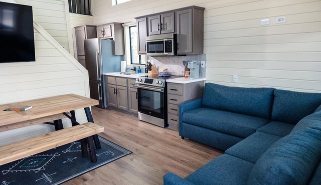 Cottonwood Cabin - Spacious floor plan with modern look, full kitchen, separate bedroom, and upstairs loft