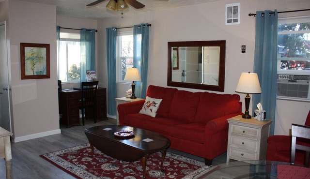 Cozy 1 Bedrm/1 Bth, Walk to Downtown, Pet Friendly, Fenced yard, Covered Patio