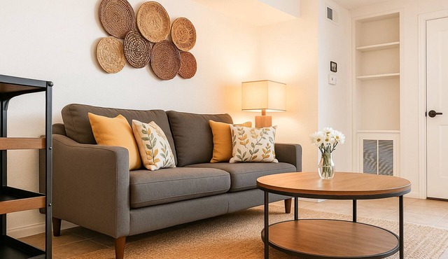 Cozy 1-bedroom condo in terrific Bakersfield with WiFi, AC