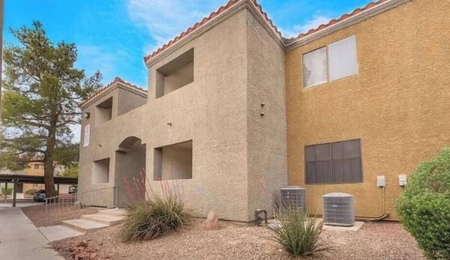 Cozy 1-bedroom condo in fabulous Las Vegas with AC and gym access near lake.