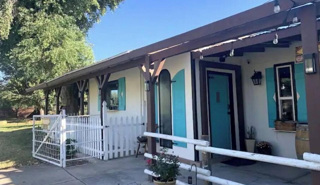 Cozy, 1 bedroom Cottage with Mountain views!