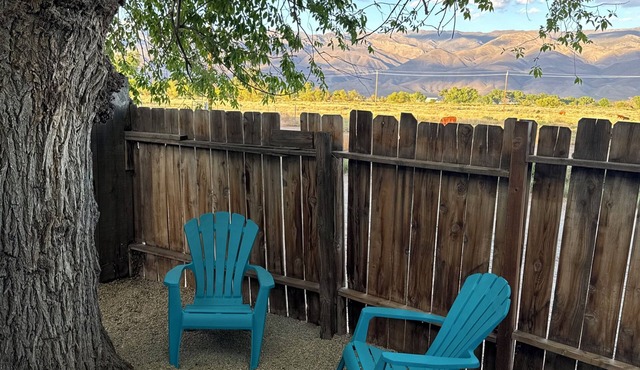 Cozy 1-bedroom townhome in lovely Bishop with AC