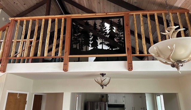 Cozy 2-bedroom chalet in charming Buckhorn area of Pioneer with WiFi, AC