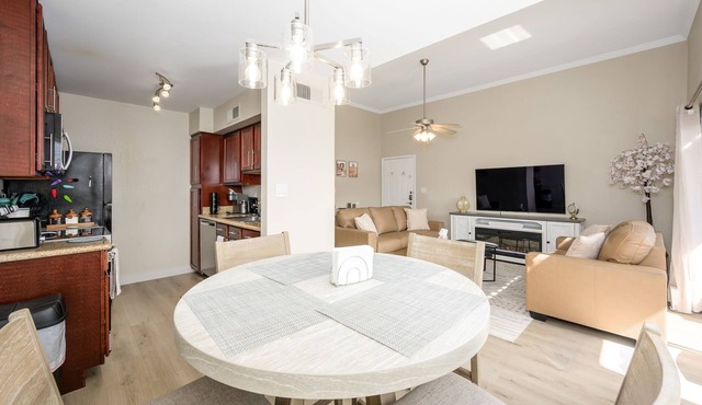 Cozy 2-bedroom condo in lovely Scottsdale w/Pool View