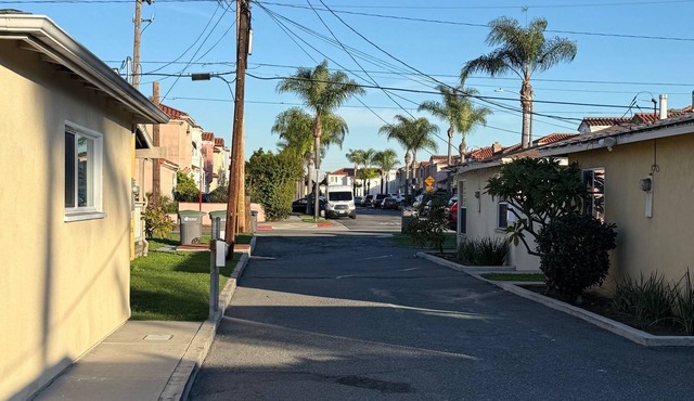 Cozy 2-bedroom house in perfect Carson with cool AC
