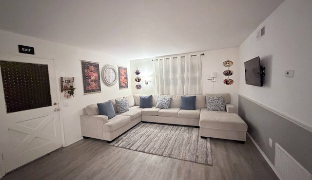 Cozy 2-bedroom house in tranquil Santee with AC. Very spacious, peaceful area.