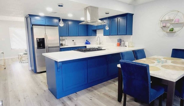 Cozy 2-bedroom + office condo in Bakersfield! Entire place for you