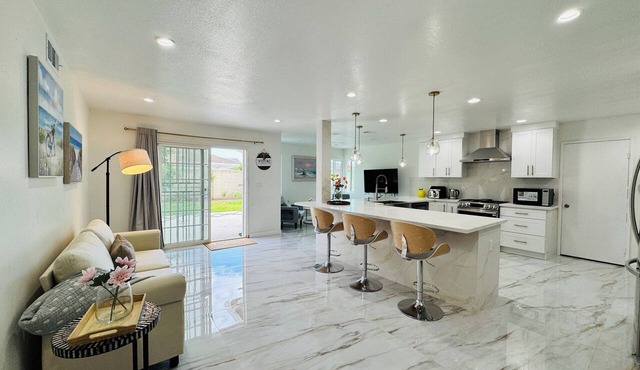 Cozy 2-bedroom unit in central Westminster, Orange County.