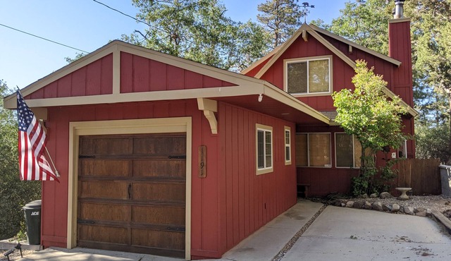 Cozy 3 Bed, 1 Bath Cabin. 10 Dollars Pets Fee per Night
