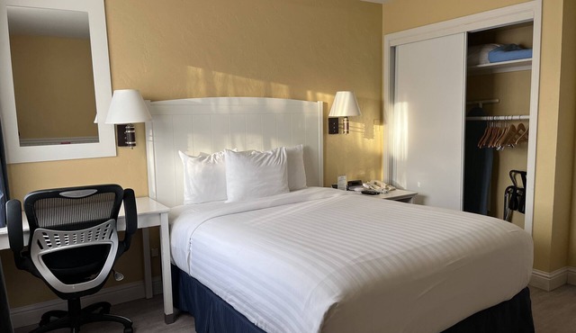Cozy ADA Accessible Queen Room with Roll-in Shower at Ocean-Side Property! in Monterey