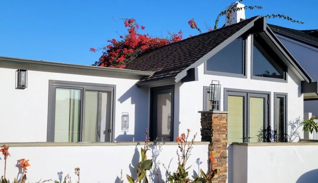 Cozy Beach Bungalow! Only 5 minute walk to the Beach and Pet Friendly! in Newport Beach