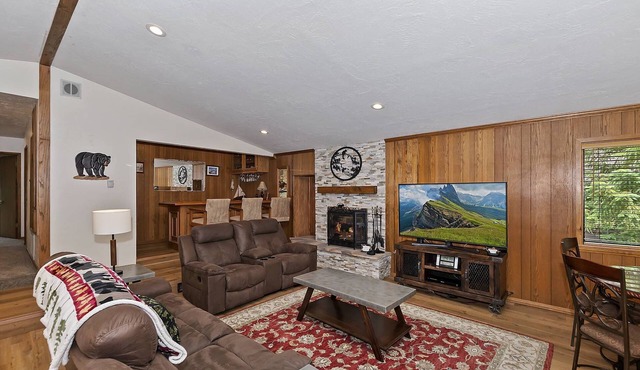Cozy Bear Den by Destination Big Bear : 3 Bedroom, 2.5 Bath located in Prestigious Skyview Estates/Fox Farm! Outdoor Hot Tub!