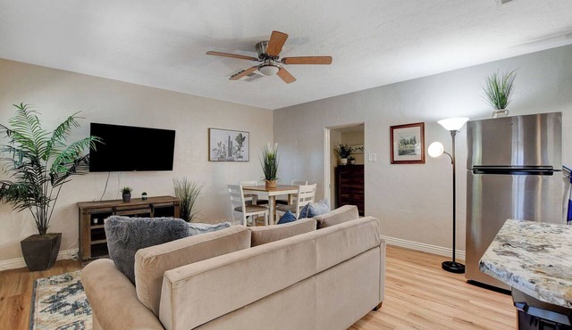 Cozy Bungalow 3 Long Term Available