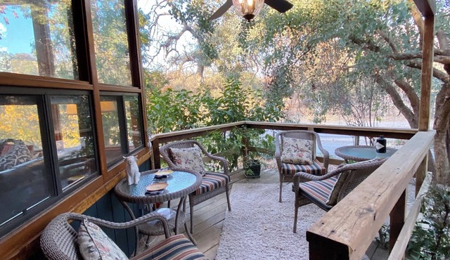 Cozy cabin in charming Three Rivers 4 miles from Sequoia National Park entrance.