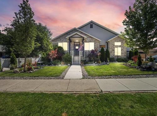 Cozy & Comfy Mountain-View Home Airport 15 min in West Valley City