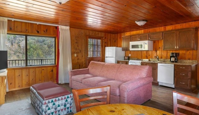 Cozy Condo at Base of Mogollon Rim w/Fireplace, WiFi & Resort Pool