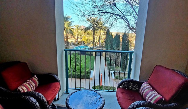 Cozy condo in fabulous Lake Las Vegas with 2 pools and a hot tub!