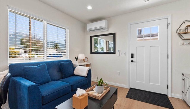 Cozy Cottage Private Entry & Courtyard