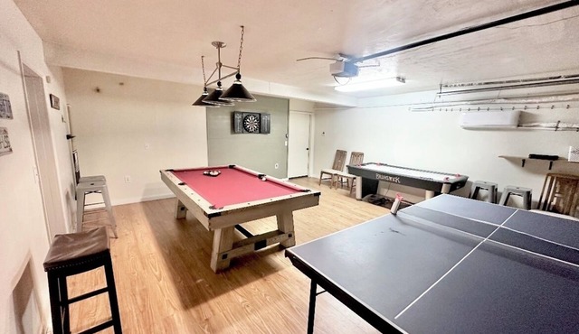 Cozy Family Friendly Lodge, 2 Games Rooms, Hot Tub, EV Charger