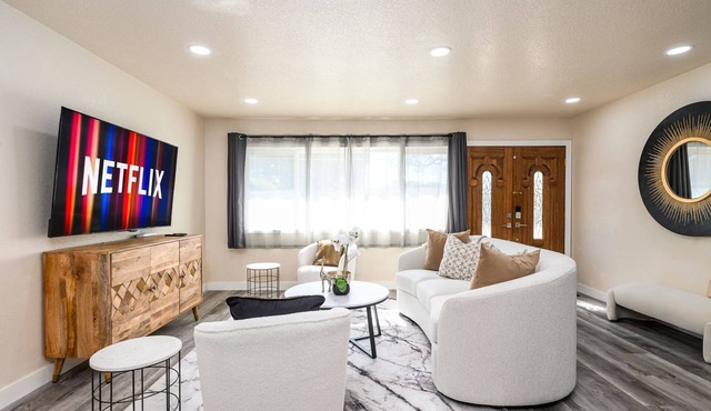 Cozy house 4 bd/2 ba in Huntington Beach. Disneyland, Beach, Shopping, Foods in Huntington Beach