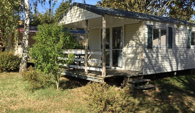 Cozy mobile home with terrace in Luynes