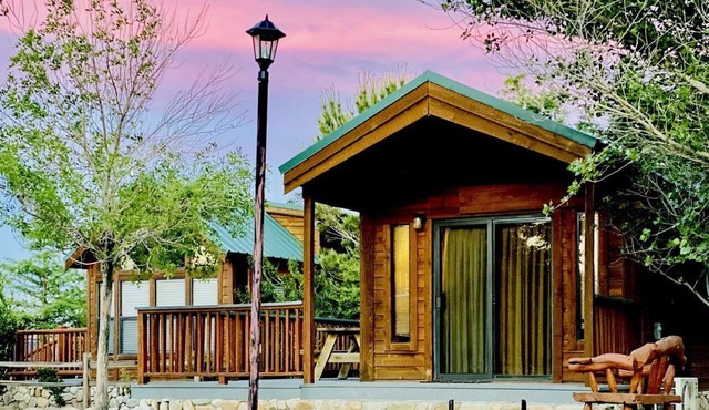 Cozy Mountain-Style Cabin with Scenic Sierra Nevada Views Near Lone Pine, California