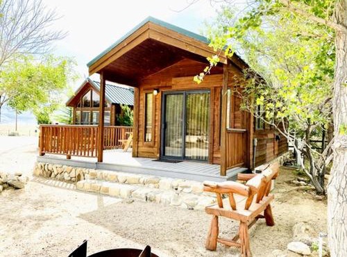Cozy Mountain-Style Cabin with Scenic Sierra Nevada Views Near Lone Pine, California