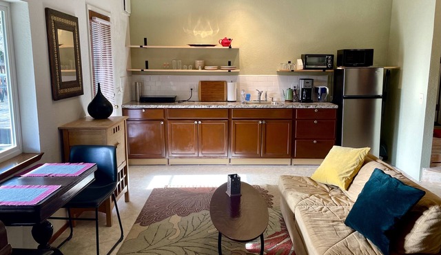 Cozy, New, One Bedroom private Apt near Hospital with Boat Parking & Hook Up