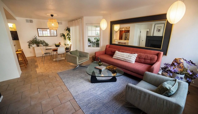 Cozy, Peaceful 2-bedroom condo Near Malibu, mid-term Rental
