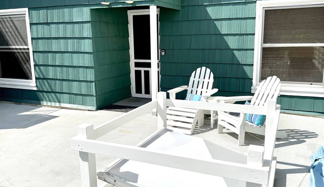 Cozy Peninsula Beach Cottage for two - steps to the sand in Long Beach