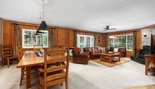 Cozy, single level near the lake w/BOAT Parking!