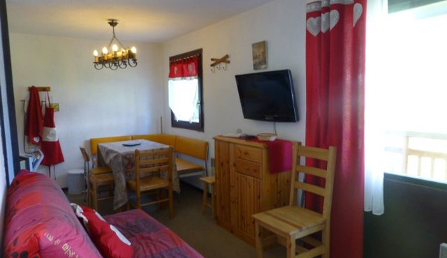 Cozy Studio for 4 in Alpe d'Huez Center, Near Ski Lifts, East-Facing Balcony, Pet-Friendly in Huez