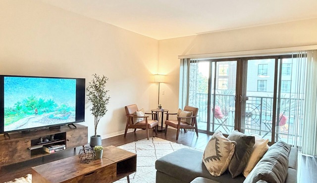 Cozy, Sunlit 2BR w/Pool, Gated Parking, 10 min to LA, 2 Parking, Walk to Food