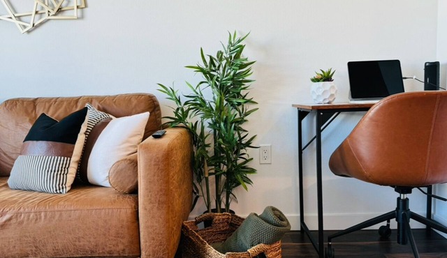 Cozy Walk of Fame gem. 1b1b, Free Parking, Pool, Private Balcony, WiFi & more!