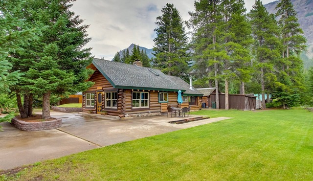 Creekside Silver Gate Getaway w/Fireplace! in Silver Gate