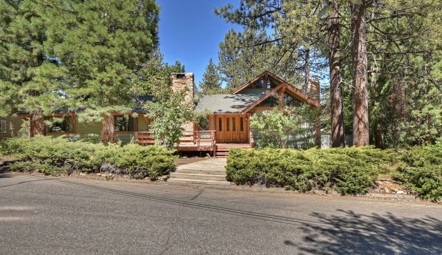 Crystal Lake Inn by Destination Big Bear : Pool Table! Foosball! Air Hockey! Master Suite! Deck! BBQ!