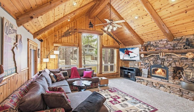 Custom Log Home! Covered Deck! PET FRIENDLY 🐾! Gameroom w/Pool Table and 3 TV's! Fenced Yard!