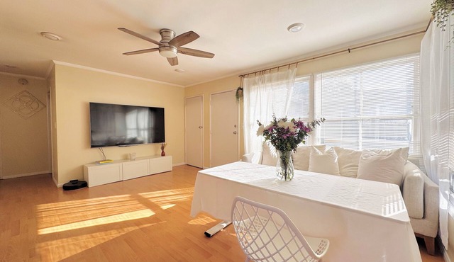 Cute 2-bedroom house just 1.5 mi from the Beach!