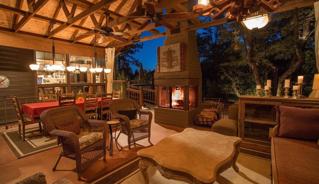 Dancing Bear Lodge, Pine AZ; Luxury Cabin with Views, Spa & Outdoor living area
